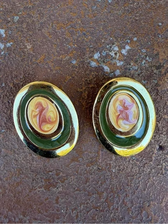 Gold and green vintage retro statement earrings with a unique swirl design - Picture 2 of 4